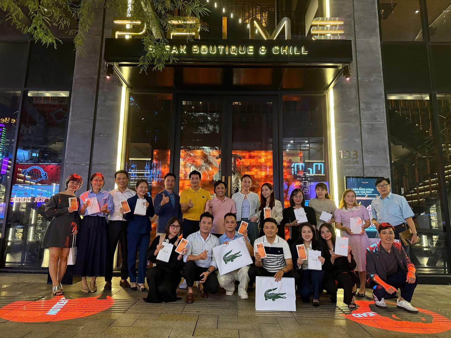 Cường Đ&ocirc; La kh&ocirc;ng n&oacute;i m&igrave;nh gi&agrave;u, Cường Đ&ocirc; La chỉ đem &ldquo;cả lố&rdquo; iPhone 17 Pro Max gặp l&agrave; tặng!- Ảnh 5.