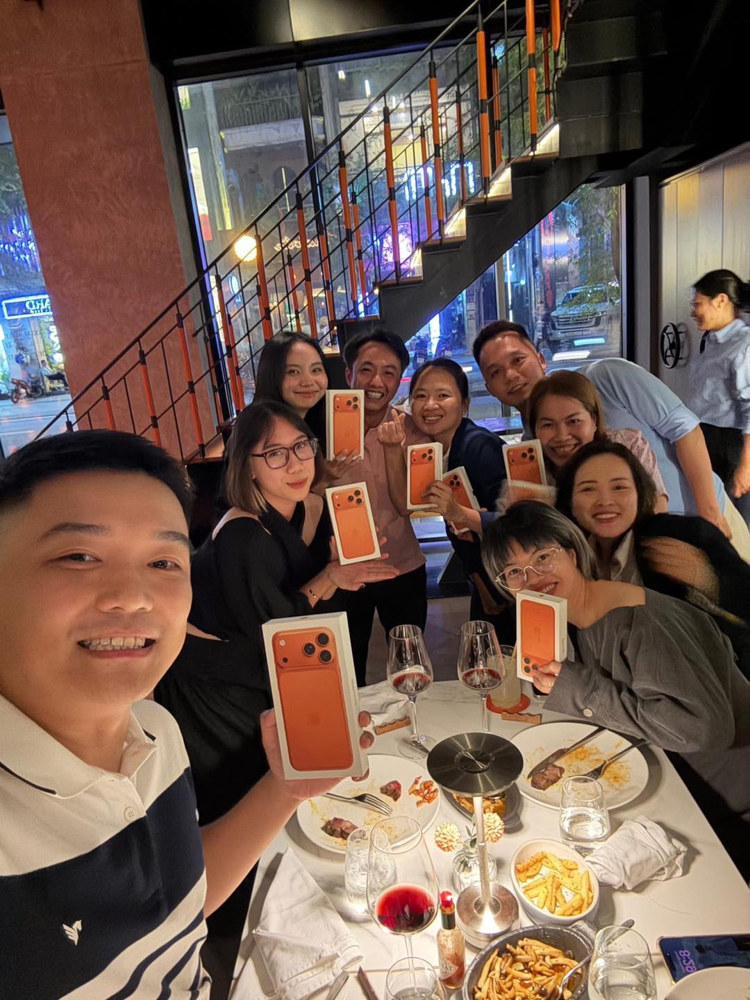 Cường Đ&ocirc; La kh&ocirc;ng n&oacute;i m&igrave;nh gi&agrave;u, Cường Đ&ocirc; La chỉ đem &ldquo;cả lố&rdquo; iPhone 17 Pro Max gặp l&agrave; tặng!- Ảnh 4.