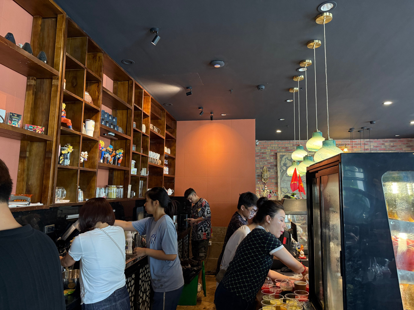 Bạn trẻ xếp hàng dài check in ' Cafe Tổng tài ' ở Times City sau vụ xô xát - Ảnh 4. Bạn trẻ xếp hàng dài check in ' Cafe Tổng tài ' ở Times City sau vụ xô xát - Ảnh 4.