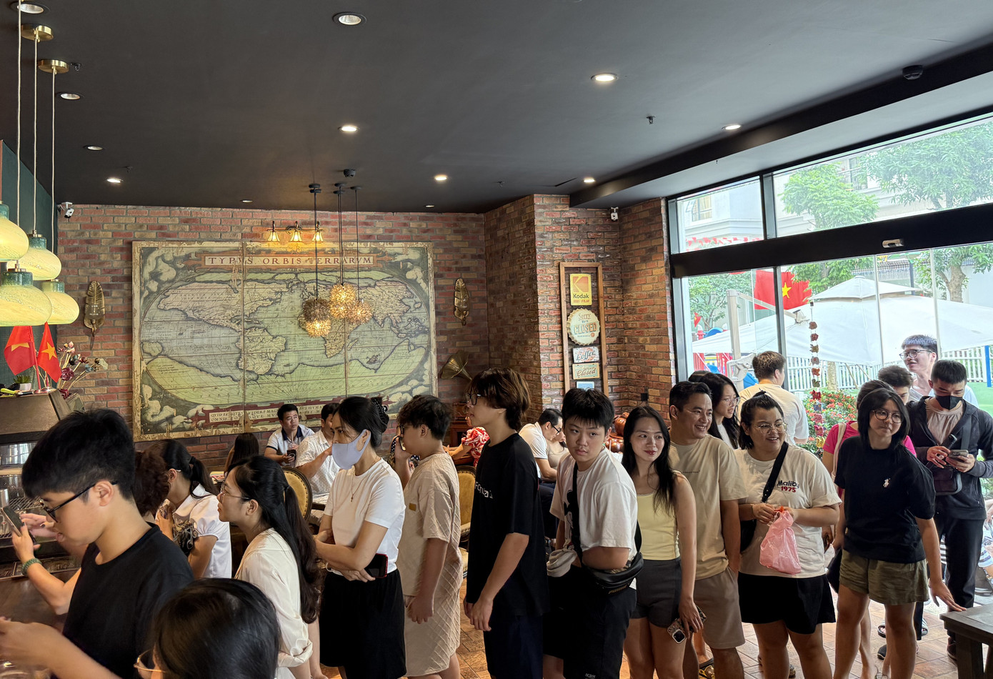 Bạn trẻ xếp hàng dài check in ' Cafe Tổng tài ' ở Times City sau vụ xô xát - Ảnh 1. Bạn trẻ xếp hàng dài check in ' Cafe Tổng tài ' ở Times City sau vụ xô xát - Ảnh 1.