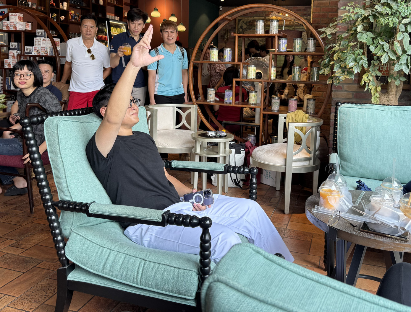 Bạn trẻ xếp hàng dài check in ' Cafe Tổng tài ' ở Times City sau vụ xô xát - Ảnh 2. Bạn trẻ xếp hàng dài check in ' Cafe Tổng tài ' ở Times City sau vụ xô xát - Ảnh 2.