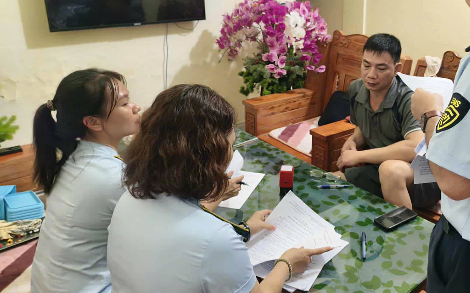 Khởi tố, khám xét chỗ ở của Nguyễn Thị Mai - Ảnh 2.