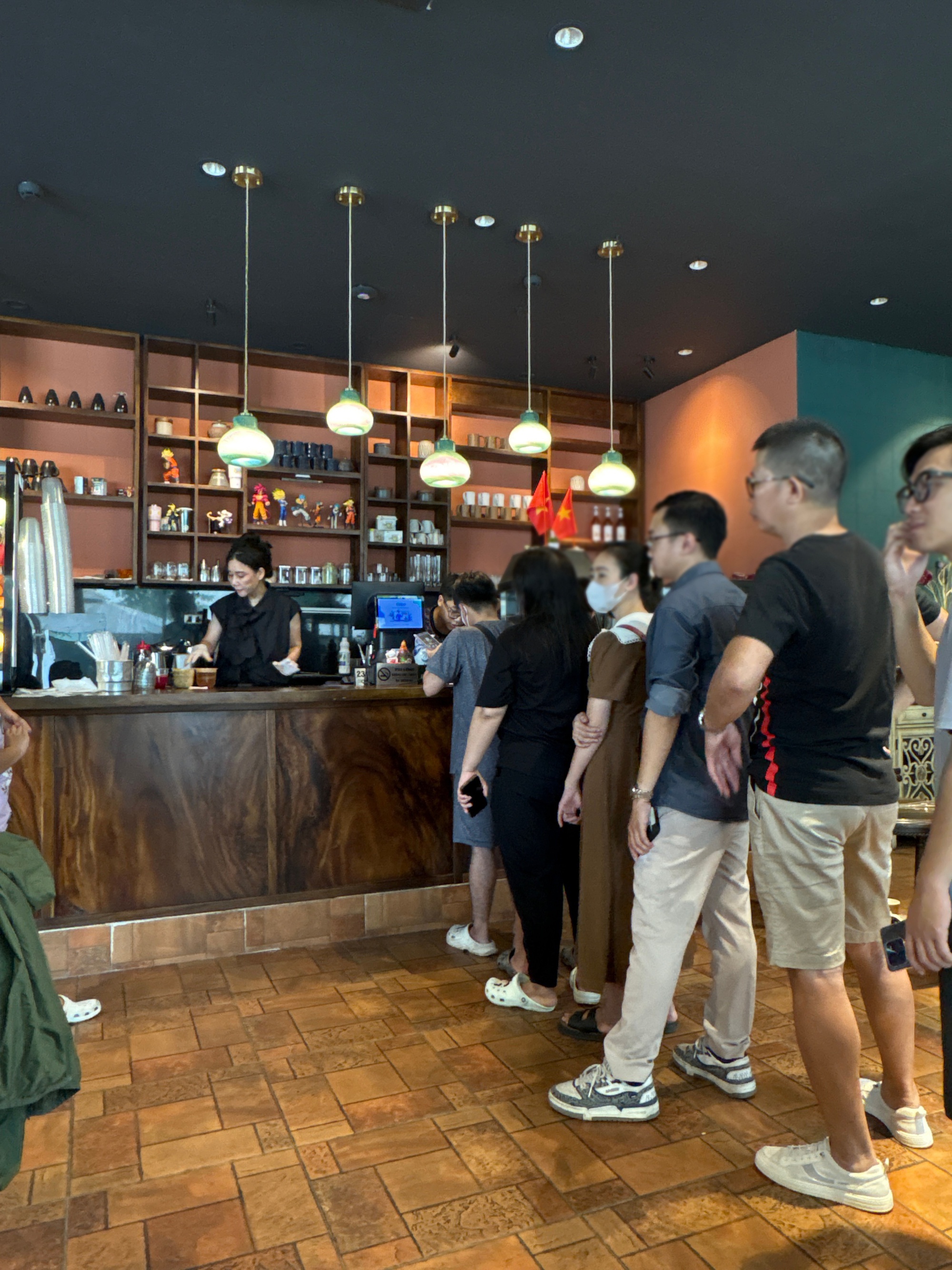 [CLIP] Bà chủ có khí chất tổng tài "quay cuồng" từ sáng đến tối vì khách ùn ùn kéo đến, nói gì về chuyện viral? - Ảnh 1.