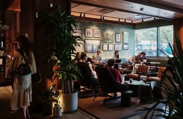 Chưa từng có trong lịch sử Starbucks: 200.000 nhân viên được tái cải tổ bài bản từ câu chào, 4 phút đã pha xong đồ uống, 95% đơn online giao đúng hẹn - Ảnh 2.