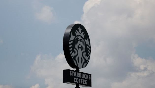 Chưa từng có trong lịch sử Starbucks: 200.000 nhân viên được tái cải tổ bài bản từ câu chào, 4 phút đã pha xong đồ uống, 95% đơn online giao đúng hẹn - Ảnh 1.