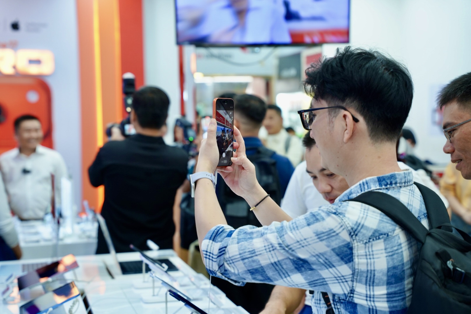 Không mua iPhone 17 thì thôi, đã mua là phải biết "mánh" này: Trợ giá 7,5 triệu, kèm sim có 600GB/tháng- Ảnh 1. Không mua iPhone 17 thì thôi, đã mua là phải biết "mánh" này: Trợ giá 7,5 triệu, kèm sim có 600GB/tháng- Ảnh 1.