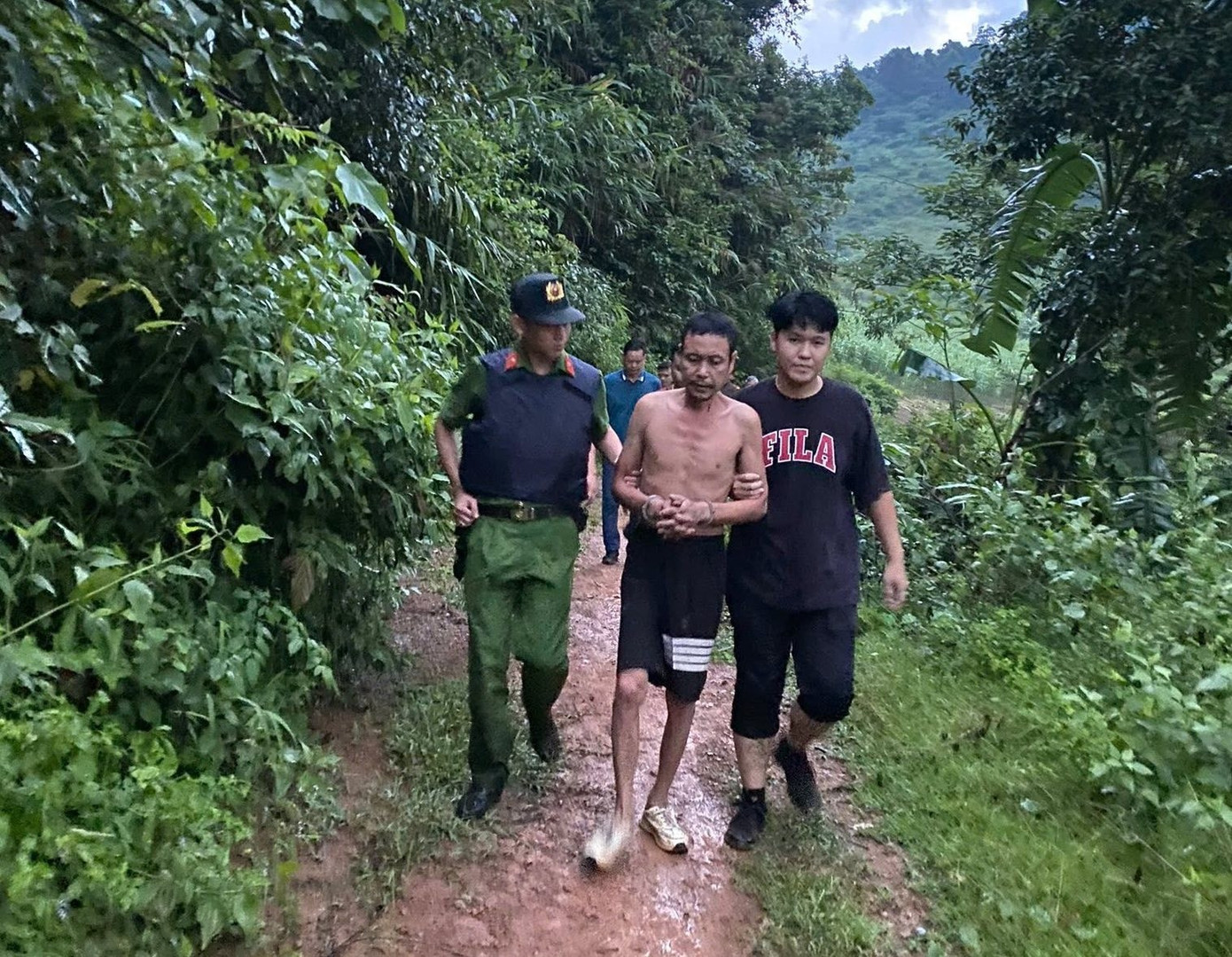 Bắt nghi phạm giết người siết cổ cụ bà 87 tuổi ở Phú Thọ - Ảnh 1.