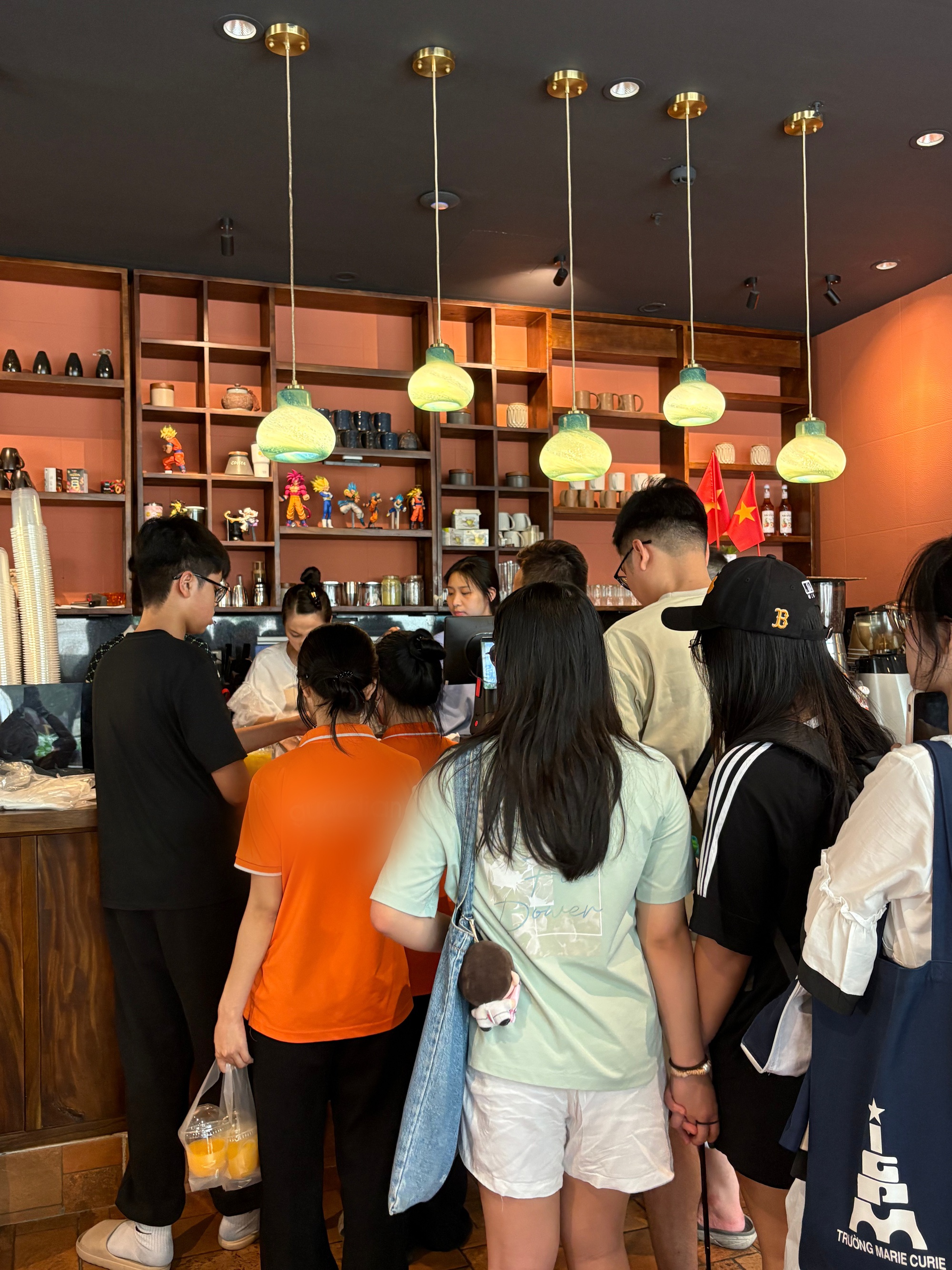 [CLIP] Bà chủ có khí chất tổng tài "quay cuồng" từ sáng đến tối vì khách ùn ùn kéo đến, nói gì về chuyện viral? - Ảnh 6.