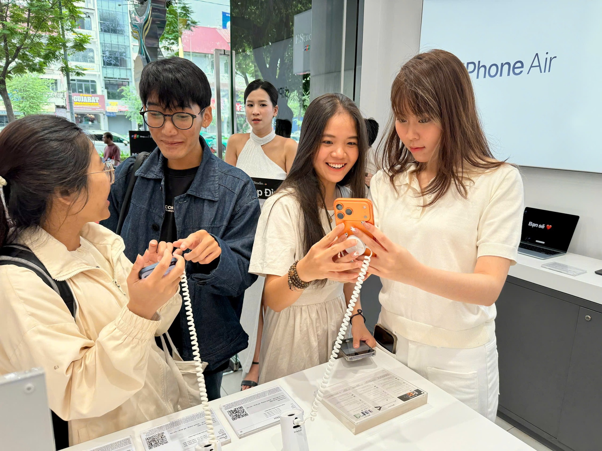 Không mua iPhone 17 thì thôi, đã mua là phải biết "mánh" này: Trợ giá 7,5 triệu, kèm sim có 600GB/tháng- Ảnh 4. Không mua iPhone 17 thì thôi, đã mua là phải biết "mánh" này: Trợ giá 7,5 triệu, kèm sim có 600GB/tháng- Ảnh 4.