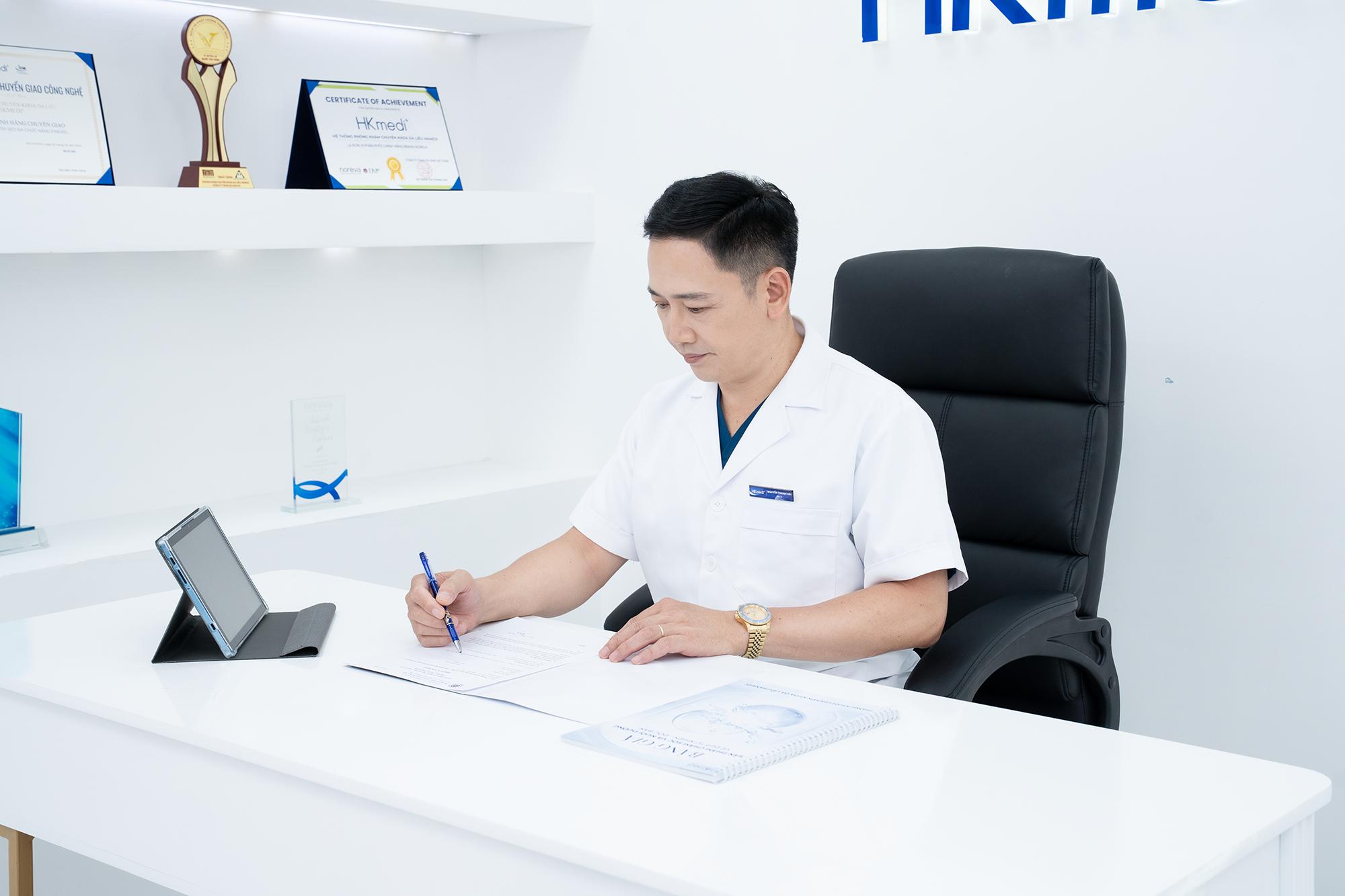 B&aacute;c sĩ Nguyễn Thanh Hải: Hơn 15 năm đồng h&agrave;nh c&ugrave;ng điều trị da liễu chuẩn y khoa - Ảnh 3.