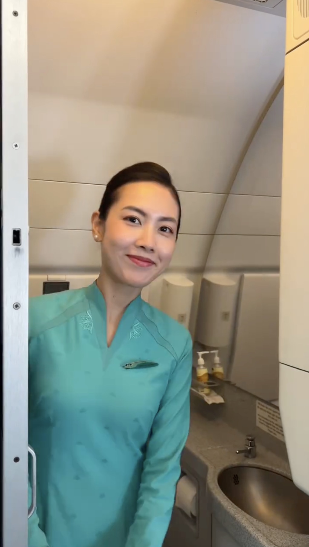 Nữ tiếp viên Vietnam Airlines làm món quà độc lạ trong buồng vệ sinh khiến ai cũng “không nỡ xài" - Ảnh 1. Nữ tiếp viên Vietnam Airlines làm món quà độc lạ trong buồng vệ sinh khiến ai cũng “không nỡ xài" - Ảnh 1.