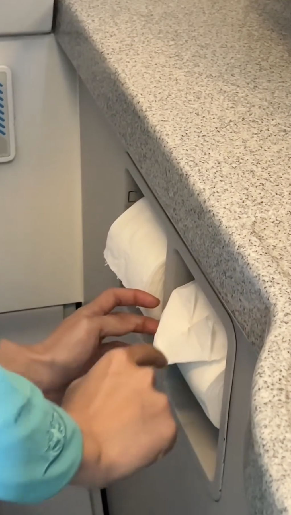 Nữ tiếp viên Vietnam Airlines làm món quà độc lạ trong buồng vệ sinh khiến ai cũng “không nỡ xài" - Ảnh 5. Nữ tiếp viên Vietnam Airlines làm món quà độc lạ trong buồng vệ sinh khiến ai cũng “không nỡ xài" - Ảnh 5.