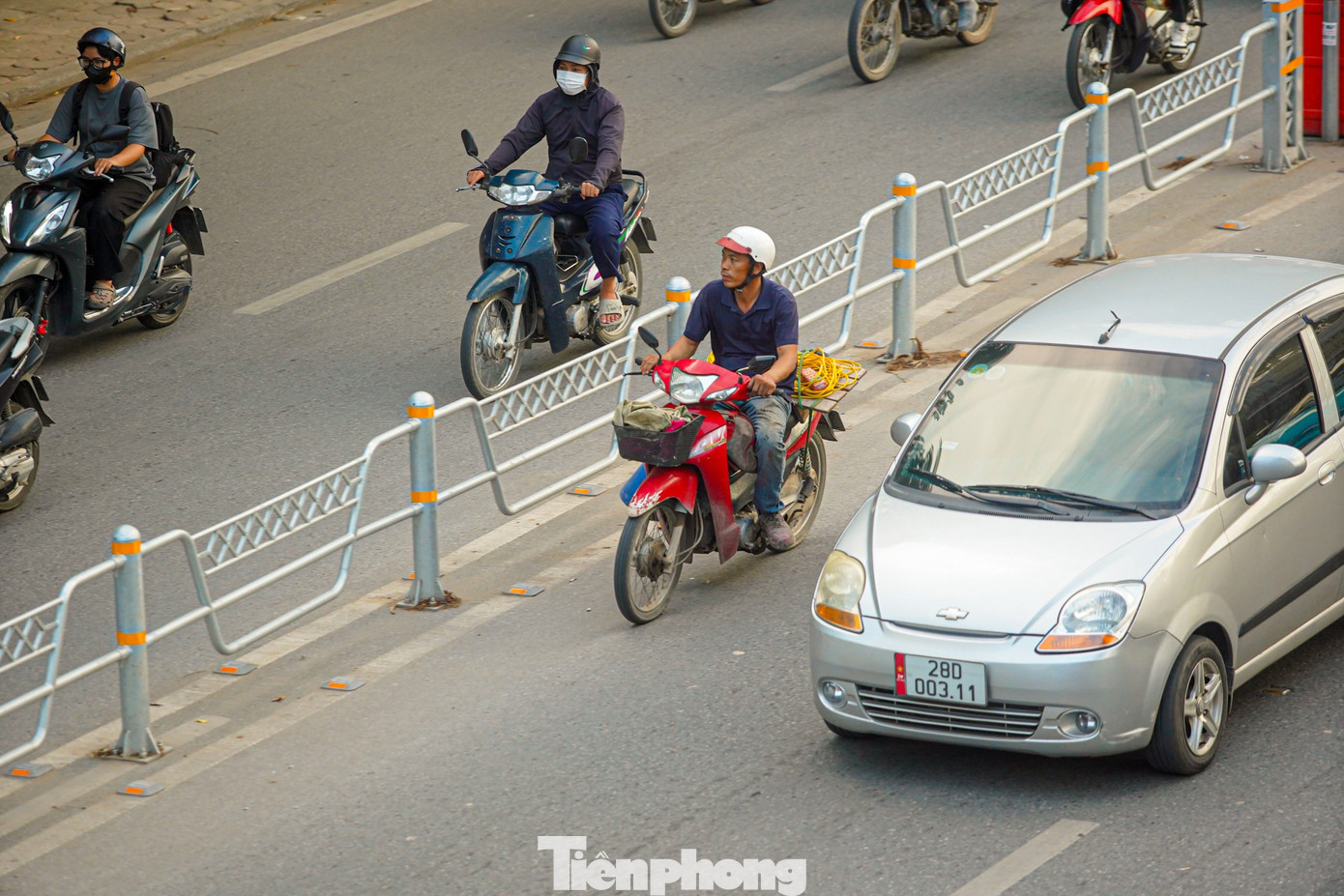 Xe máy bất chấp nguy hiểm đi vào làn ôtô tốc độ cao - Ảnh 12.