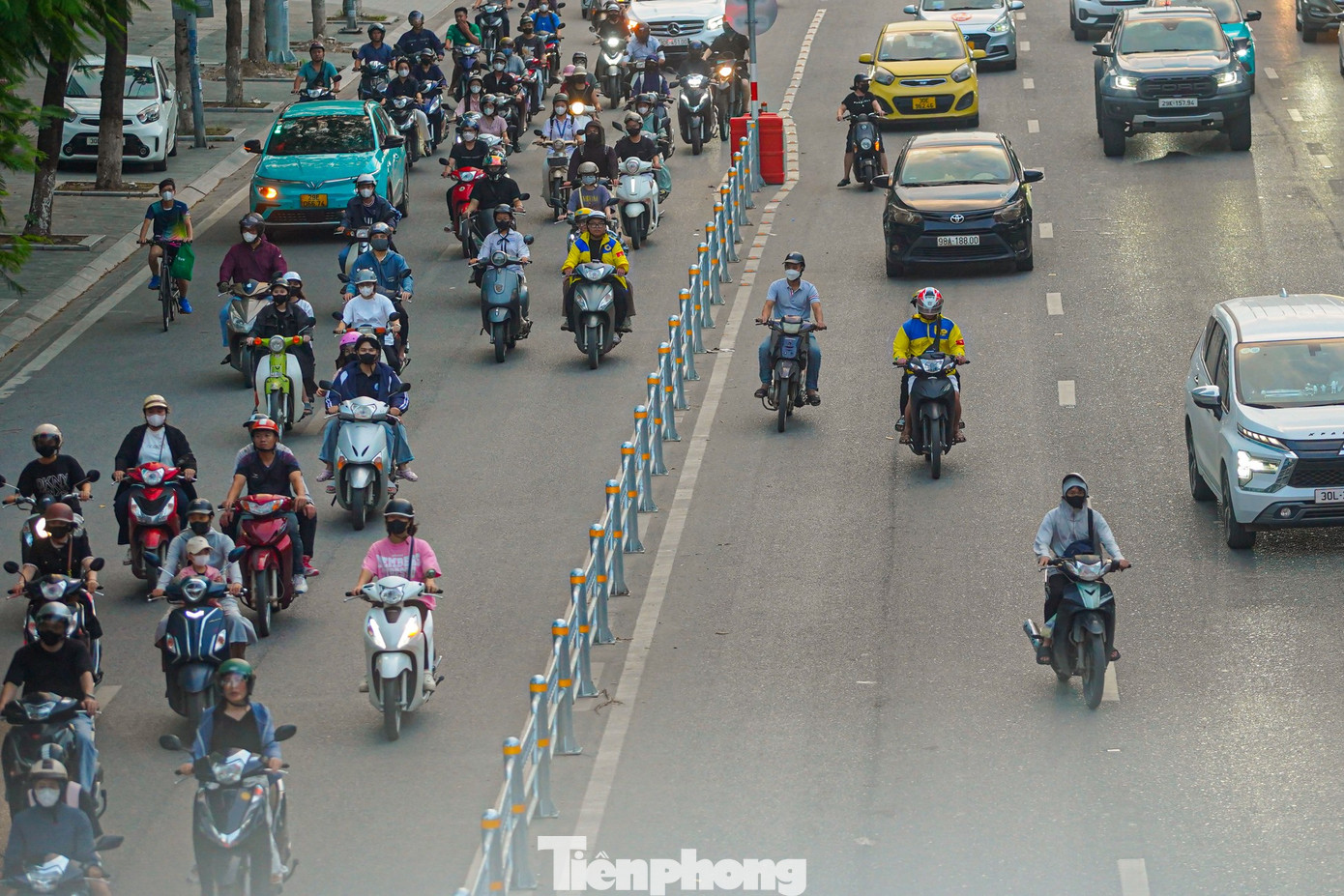 Xe máy bất chấp nguy hiểm đi vào làn ôtô tốc độ cao - Ảnh 16.