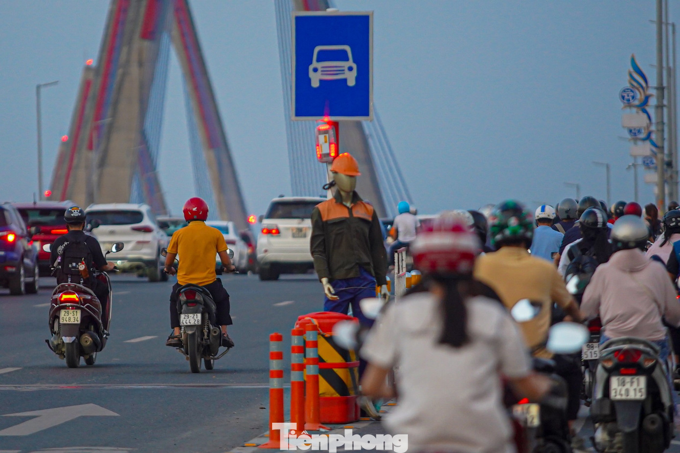Xe máy bất chấp nguy hiểm đi vào làn ôtô tốc độ cao - Ảnh 3.
