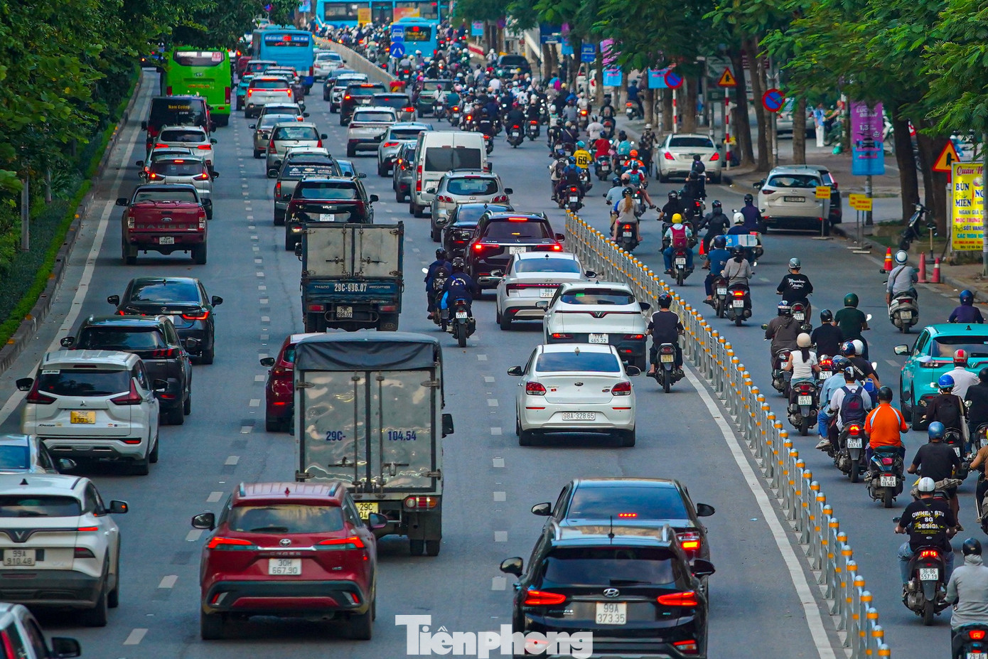 Xe máy bất chấp nguy hiểm đi vào làn ôtô tốc độ cao - Ảnh 9.