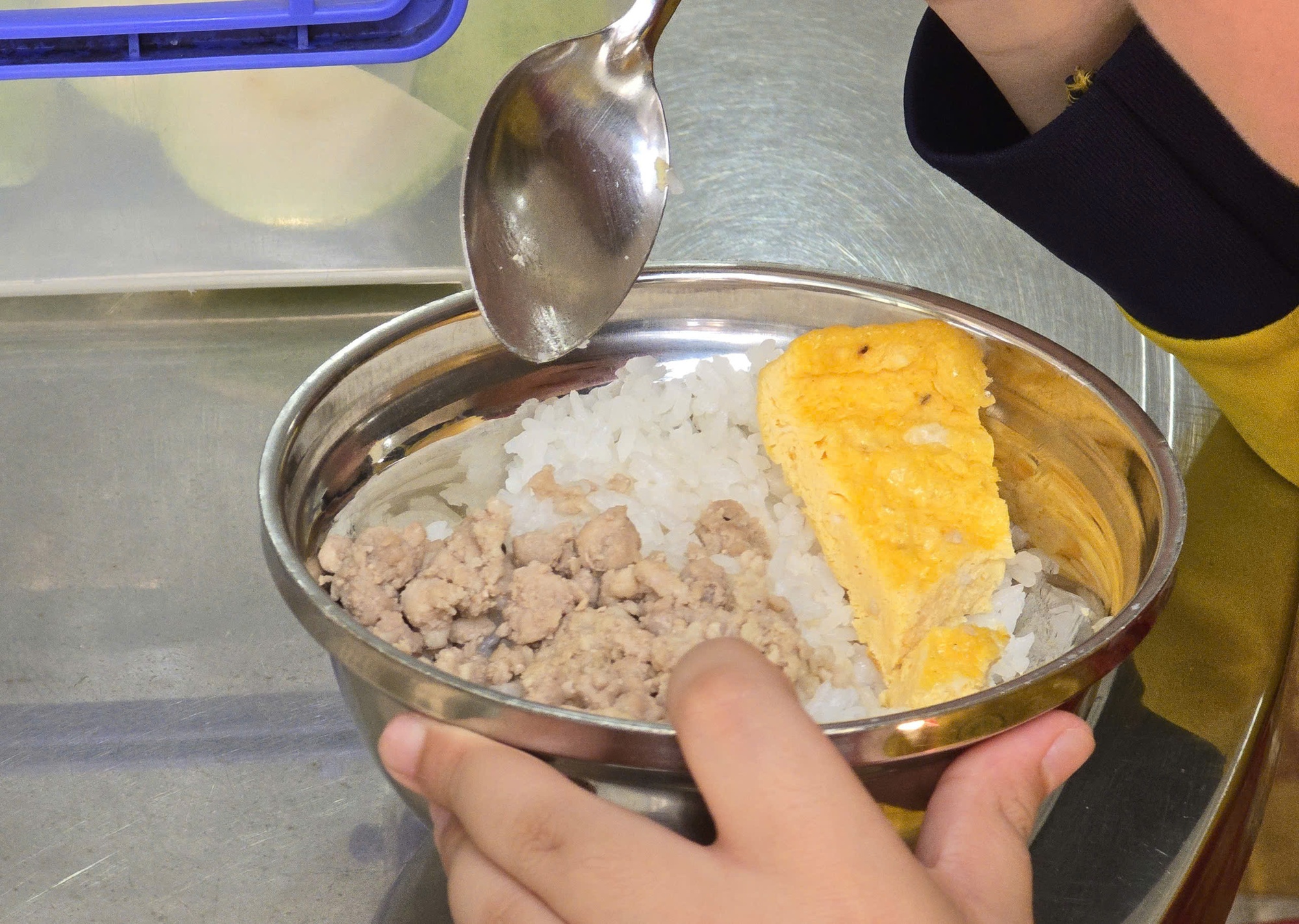 Sẽ kiểm tra đột xuất các bếp ăn bán trú để ngăn thực phẩm bẩn vào trường học- Ảnh 2.