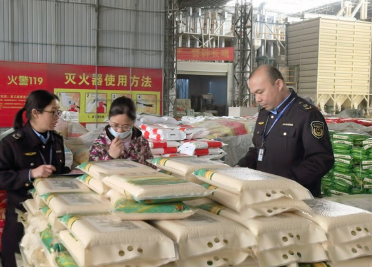 Đột kích nhà máy sản xuất gạo giả, thu giữ 200 tấn gạo - Ảnh 1.