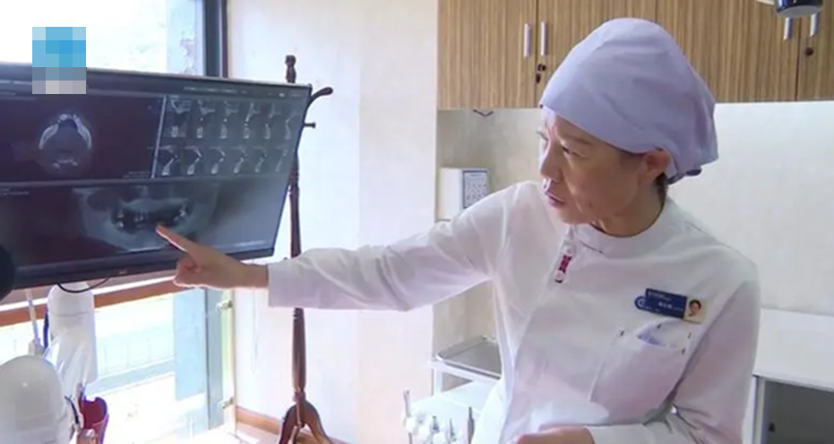 Người phụ nữ 44 tuổi rụng gần hết răng vì thói quen ai cũng dễ bỏ qua - Ảnh 1.