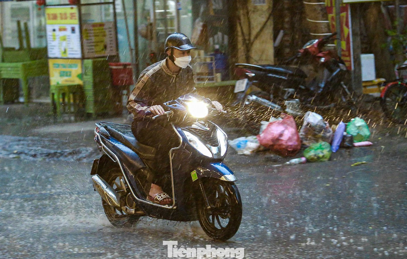 Miền Bắc mưa rào và dông , thời tiết bất thường từ đêm nay - Ảnh 1.