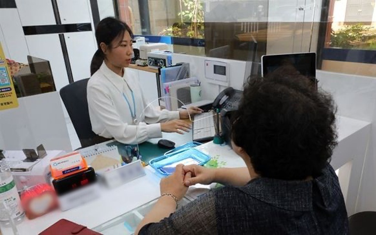Vợ lén chồng ra ngân hàng tất toán số tiền 800 triệu, nghe lý do ai cũng bảo: Về lý chị không sai, về tình chị tệ quá...- Ảnh 1.