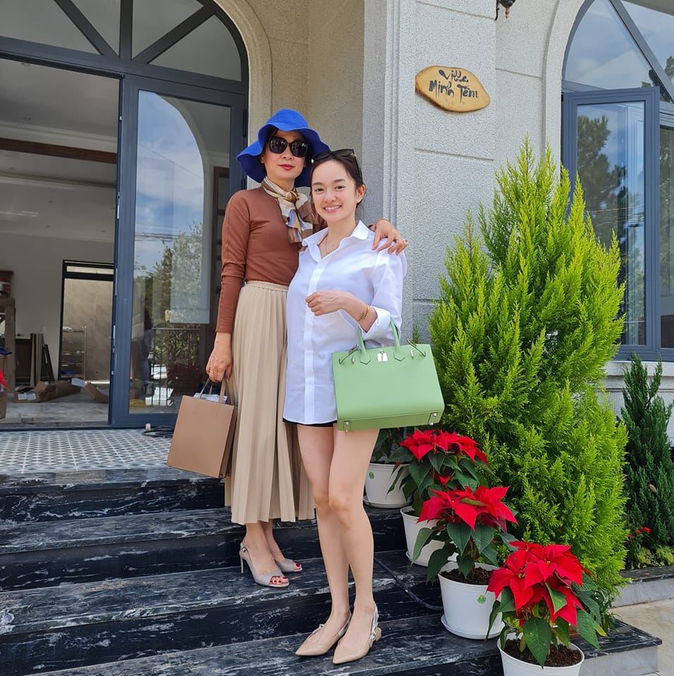 Thân thế "minh tinh" 1m55 trong Tử Chiến Trên Không: Mẹ cũng là tiếp viên hàng không, con hoá thân giống đến 99% - Ảnh 4. Thân thế "minh tinh" 1m55 trong Tử Chiến Trên Không: Mẹ cũng là tiếp viên hàng không, con hoá thân giống đến 99% - Ảnh 4.