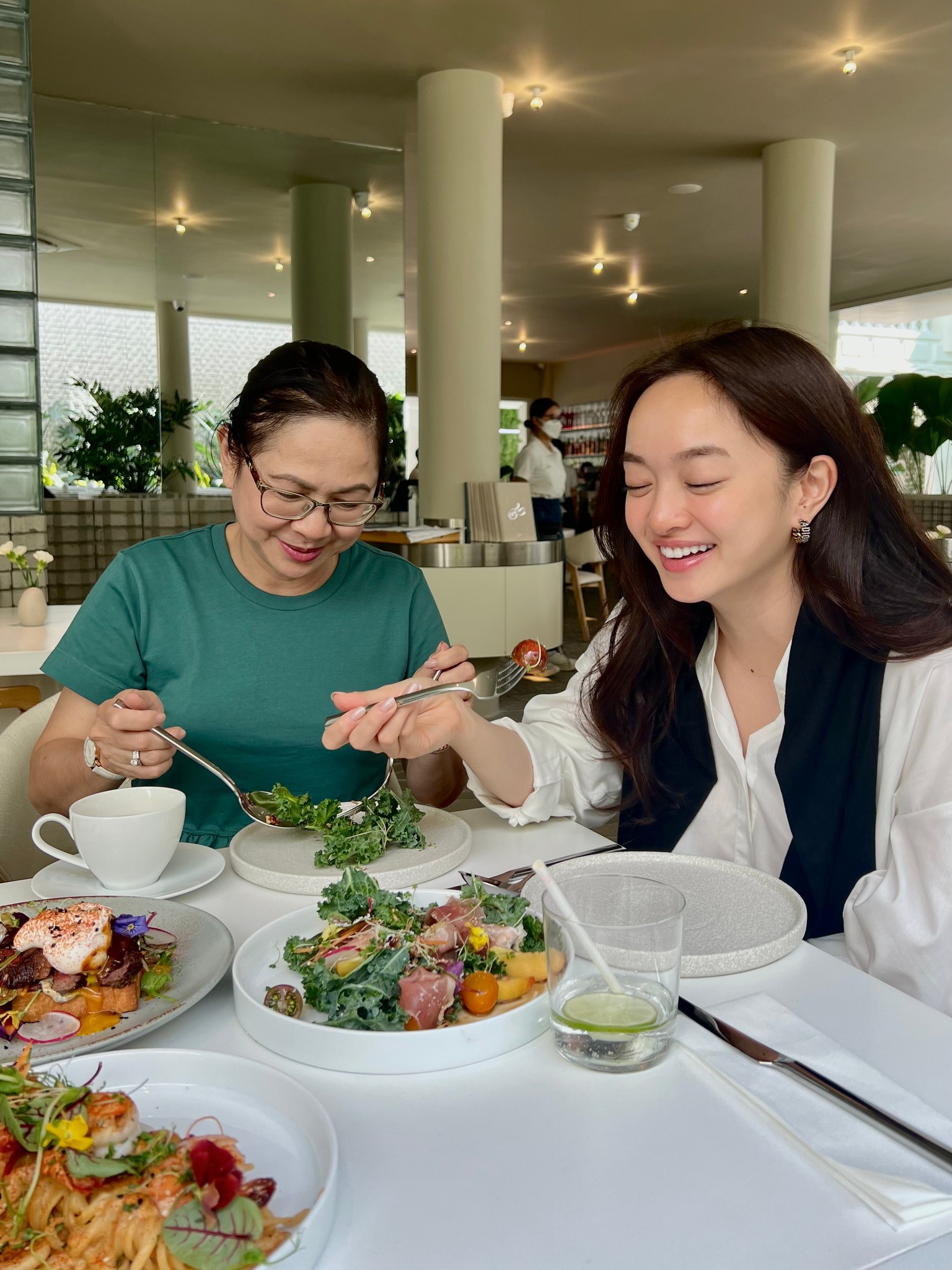 Thân thế "minh tinh" 1m55 trong Tử Chiến Trên Không: Mẹ cũng là tiếp viên hàng không, con hoá thân giống đến 99% - Ảnh 5. Thân thế "minh tinh" 1m55 trong Tử Chiến Trên Không: Mẹ cũng là tiếp viên hàng không, con hoá thân giống đến 99% - Ảnh 5.