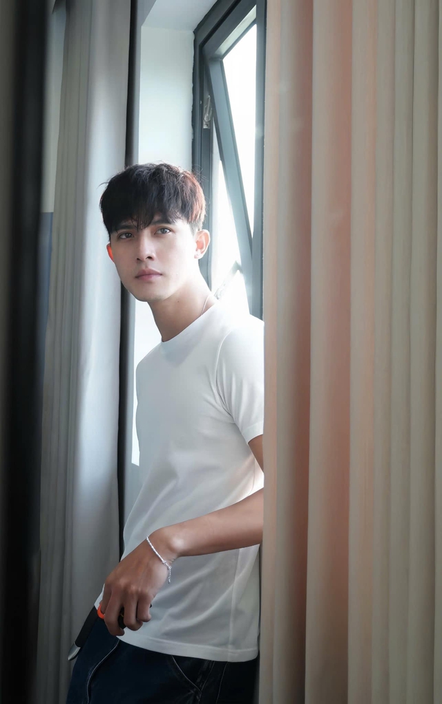 2 giây cơ phó Nguyễn Huy Khanh xuất hiện trước vụ cướp máy bay, cả rạp bật điện thoại tìm ngay info: Đẹp điên!- Ảnh 9.