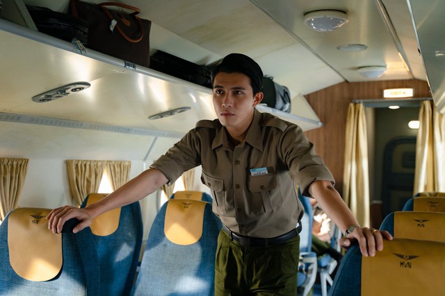 2 giây cơ phó Nguyễn Huy Khanh xuất hiện trước vụ cướp máy bay, cả rạp bật điện thoại tìm ngay info: Đẹp điên!- Ảnh 1.