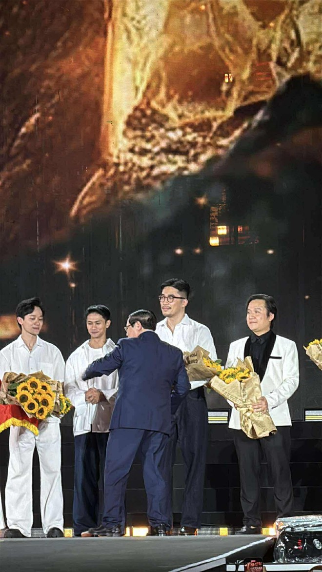 Phản ứng gây sốt của Thủ Tướng Phạm Minh Chính khi chăm chú xem màn trình diễn ca khúc hot nhất dịp 2/9- Ảnh 6.