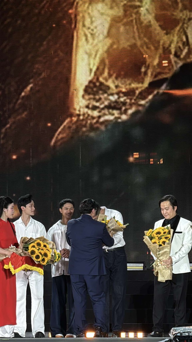 Phản ứng gây sốt của Thủ Tướng Phạm Minh Chính khi chăm chú xem màn trình diễn ca khúc hot nhất dịp 2/9- Ảnh 7.