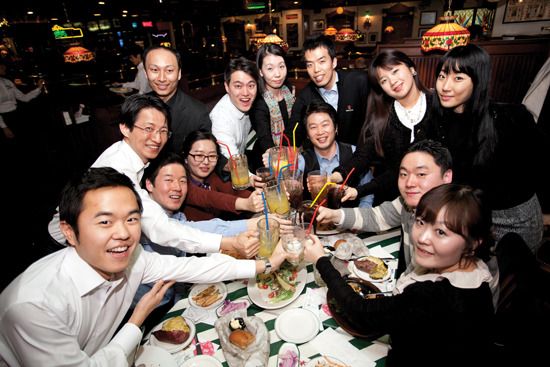 Đi họp lớp, người đàn ông chi gần 500 triệu mua iPhone 17 tặng bạn cũ: Sự thật lộ tẩy, phải lập tức rời nhóm chat- Ảnh 1.