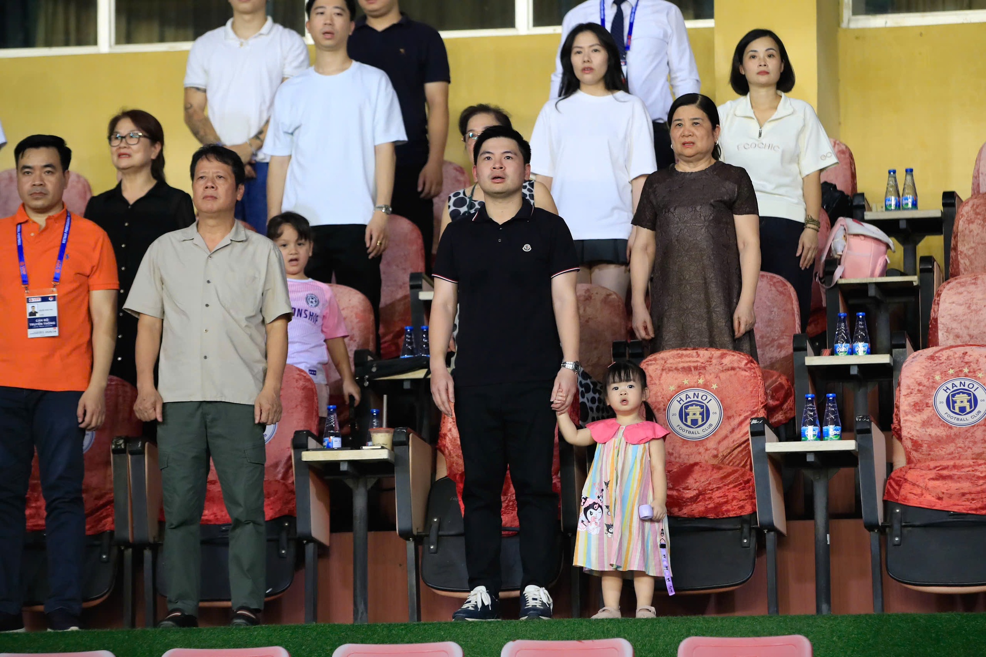 Em bé hot nhất sân Hàng Đẫy ngồi ghế VIP, là con của chủ tịch CLB Hà Nội và "Hoa hậu nghèo nhất Việt Nam" - Ảnh 1. Em bé hot nhất sân Hàng Đẫy ngồi ghế VIP, là con của chủ tịch CLB Hà Nội và "Hoa hậu nghèo nhất Việt Nam" - Ảnh 1.