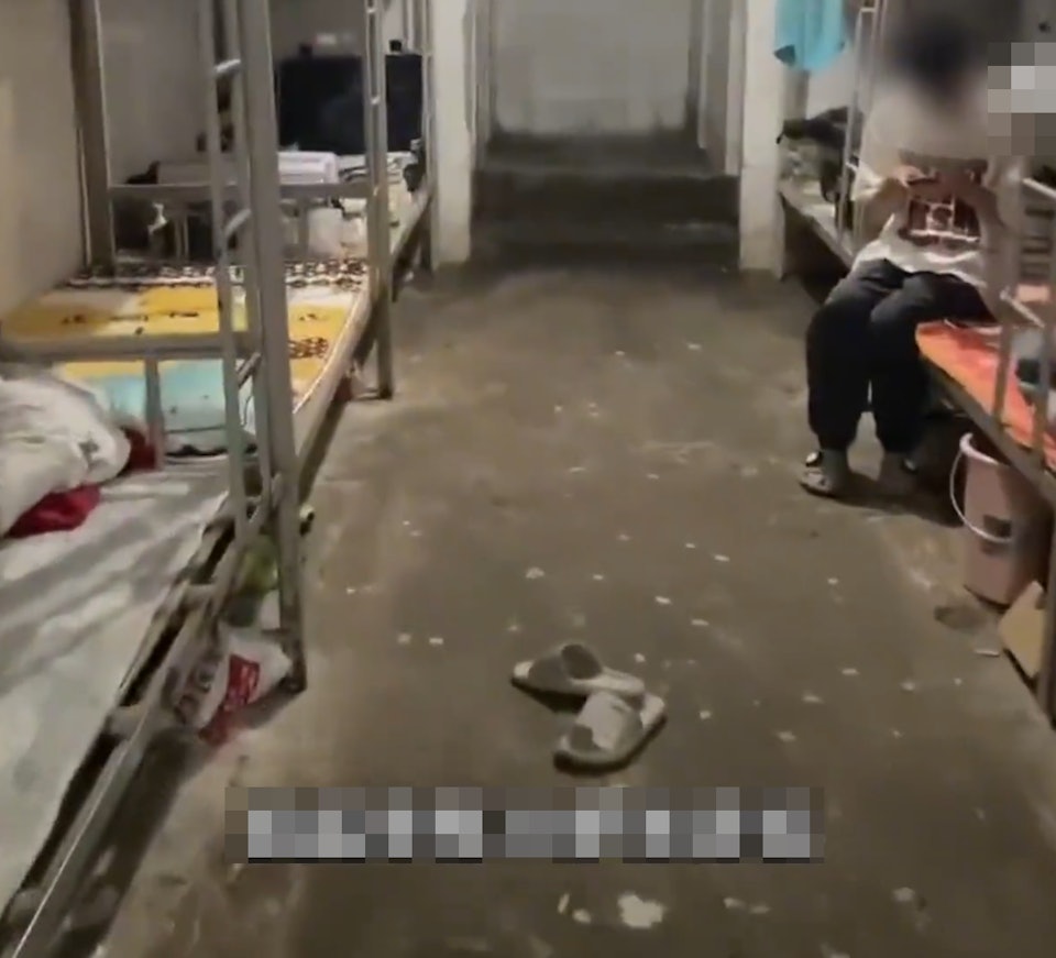 Chỗ này mà dám làm KTX cho tân sinh viên ư? Coi thường quá mức rồi- Ảnh 4. Chỗ này mà dám làm KTX cho tân sinh viên ư? Coi thường quá mức rồi- Ảnh 4.
