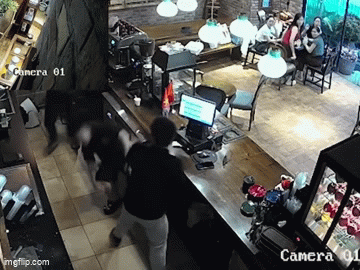 Vụ đ&aacute;nh người ở qu&aacute;n c&agrave; ph&ecirc;: Nguyễn Long Vũ bị bắt, &ldquo;tổng t&agrave;i&rdquo; c&oacute; bị truy cứu tr&aacute;ch nhiệm kh&ocirc;ng? - Ảnh 3.