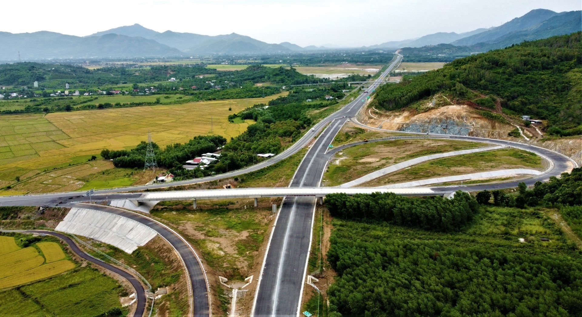 875.000 tỷ đồng đổ vào hạ tầng: Các siêu liên minh chia nhau bữa tiệc cao tốc lịch sử, một DN "ôm" lượng backlog gấp 3 lần doanh thu 2024 - Ảnh 1. 875.000 tỷ đồng đổ vào hạ tầng: Các siêu liên minh chia nhau bữa tiệc cao tốc lịch sử, một DN "ôm" lượng backlog gấp 3 lần doanh thu 2024 - Ảnh 1.