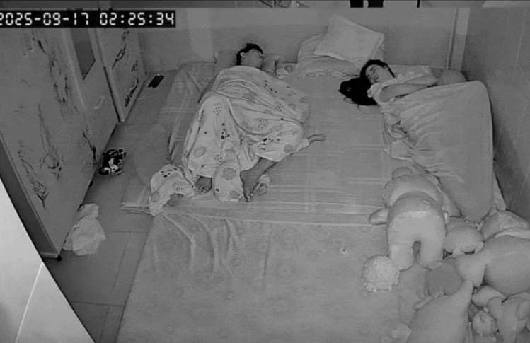 Clip mẹ phản xạ cực nhanh, cứu con trong tích tắc gây xúc động mạnh: “Đúng là bản năng làm mẹ”- Ảnh 2.