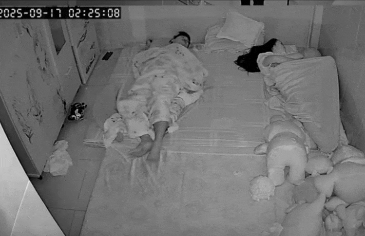 Clip mẹ phản xạ cực nhanh, cứu con trong tích tắc gây xúc động mạnh: “Đúng là bản năng làm mẹ”- Ảnh 1.