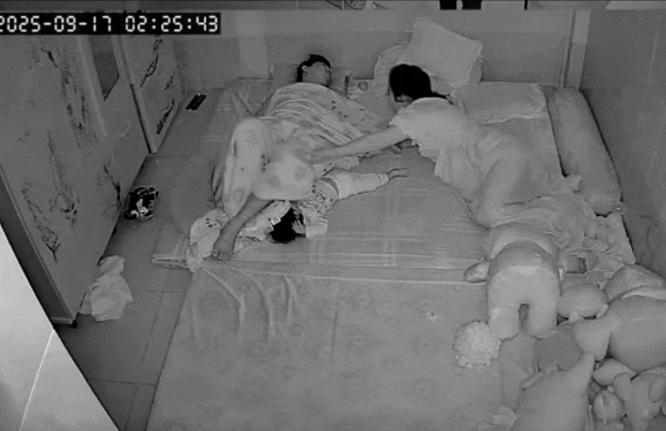 Clip mẹ phản xạ cực nhanh, cứu con trong tích tắc gây xúc động mạnh: “Đúng là bản năng làm mẹ”- Ảnh 3.