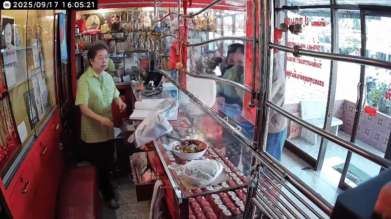 Đến tiệm vàng thì gặp cướp, người phụ nữ bất ngờ trở thành con tin, video hiện trường gay cấn như phim - Ảnh 2.