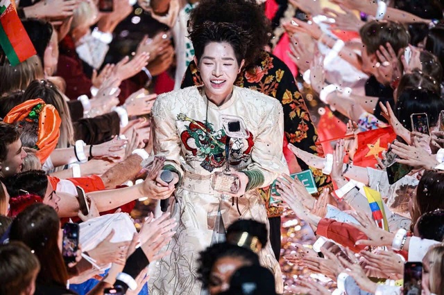 Trang Thông tin Chính phủ viết về khoảnh khắc lịch sử của Đức Phúc, khẳng định vị thế âm nhạc Việt vươn ra toàn cầu- Ảnh 5. Trang Thông tin Chính phủ viết về khoảnh khắc lịch sử của Đức Phúc, khẳng định vị thế âm nhạc Việt vươn ra toàn cầu- Ảnh 5.