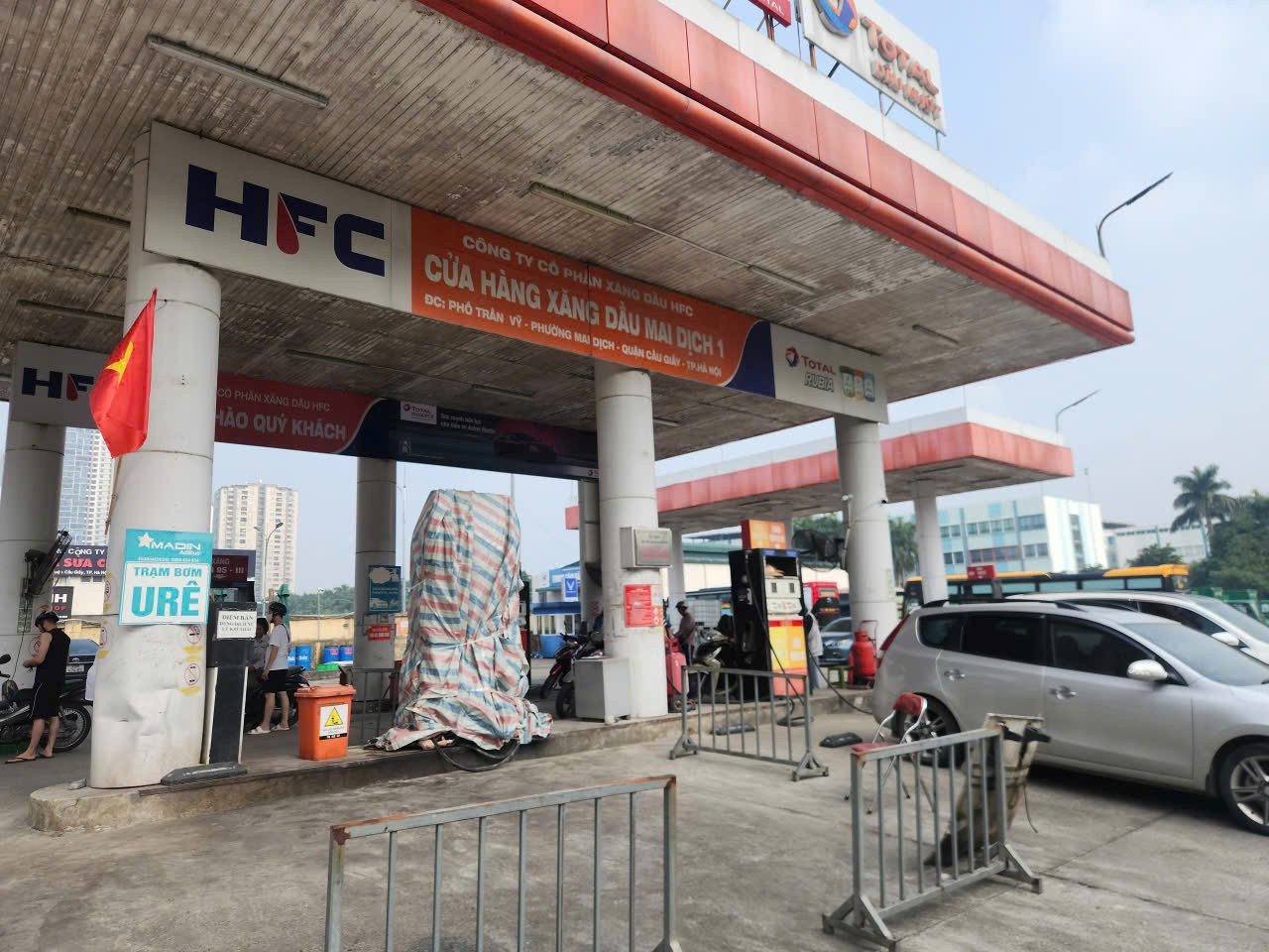 Ô tô húc đổ trụ bơm xăng , lửa bùng phát tại Hà Nội gây hoang mang - Ảnh 1. Ô tô húc đổ trụ bơm xăng , lửa bùng phát tại Hà Nội gây hoang mang - Ảnh 1.