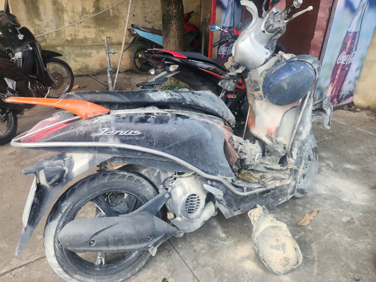 Ô tô húc đổ trụ bơm xăng , lửa bùng phát tại Hà Nội gây hoang mang - Ảnh 2. Ô tô húc đổ trụ bơm xăng , lửa bùng phát tại Hà Nội gây hoang mang - Ảnh 2.