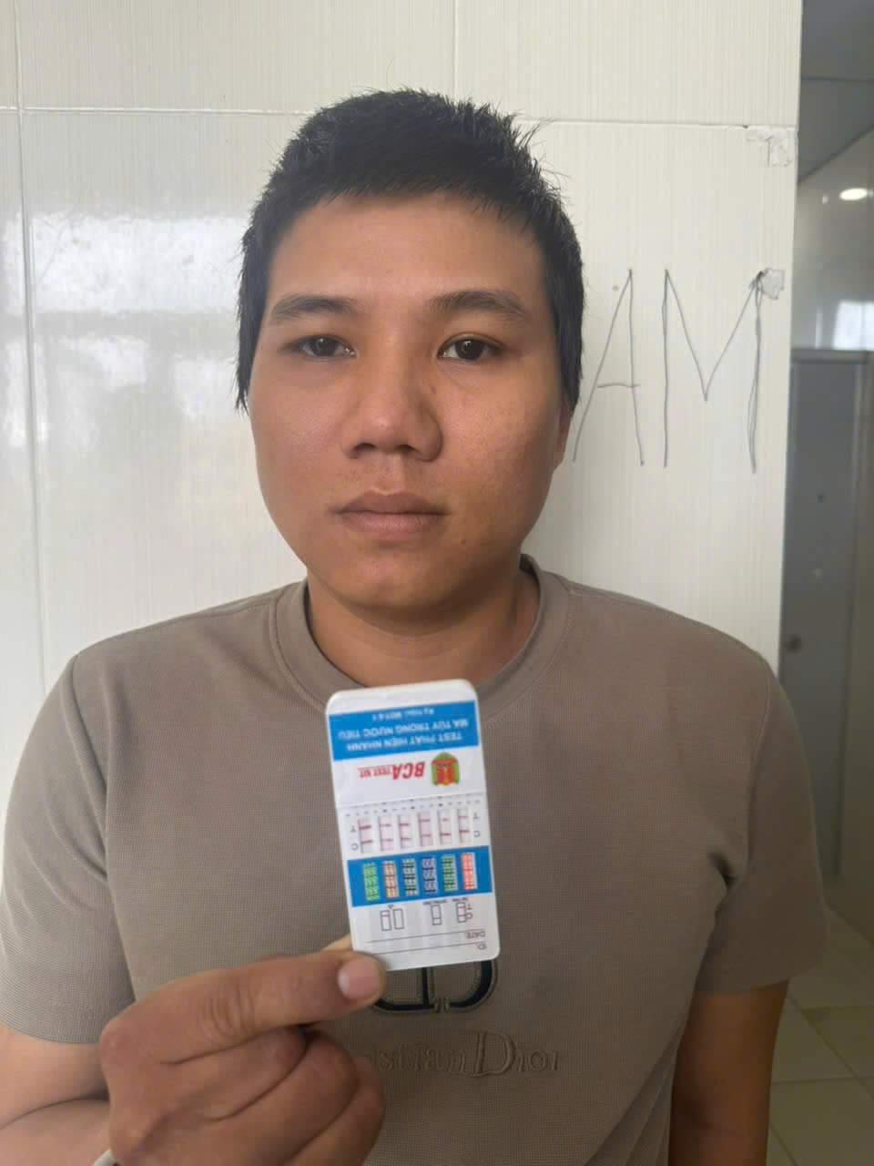 Bất ngờ danh tính kẻ trộm tiệm áo cưới Phương Luxury Đà Nẵng bị bắt giữ - Ảnh 2.