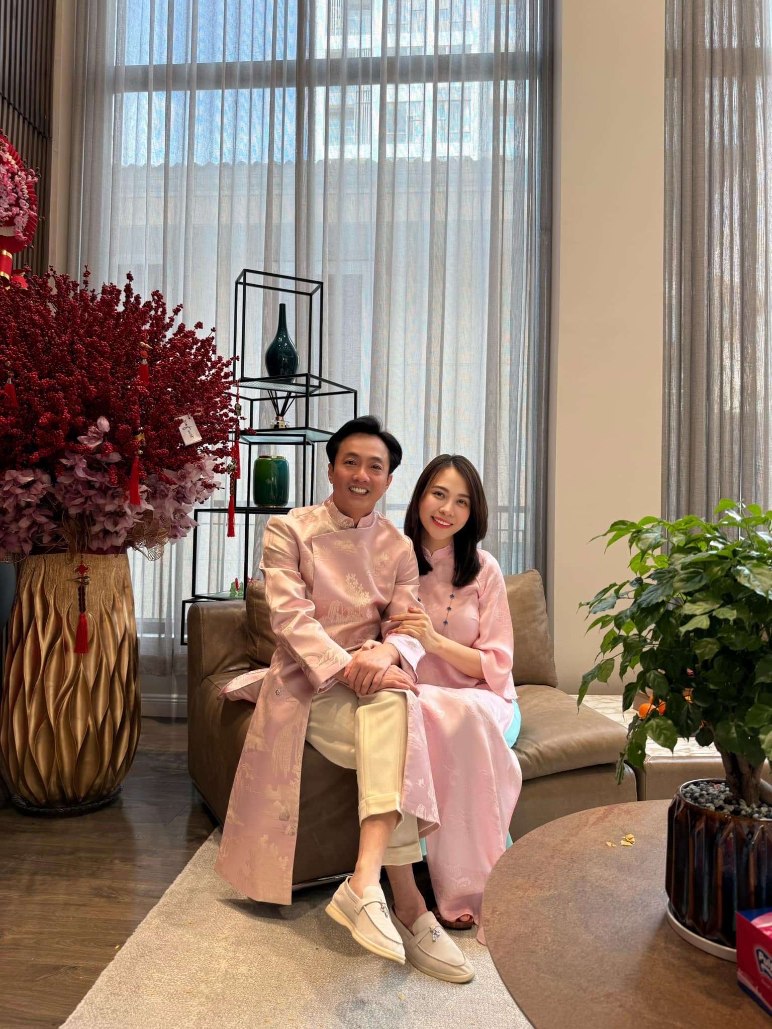 Mỹ nhân Việt bỏ showbiz làm dâu hào môn: Lấy chồng đại gia ai cũng biết mặt, có dàn siêu xe trăm tỷ- Ảnh 14. Mỹ nhân Việt bỏ showbiz làm dâu hào môn: Lấy chồng đại gia ai cũng biết mặt, có dàn siêu xe trăm tỷ- Ảnh 14.