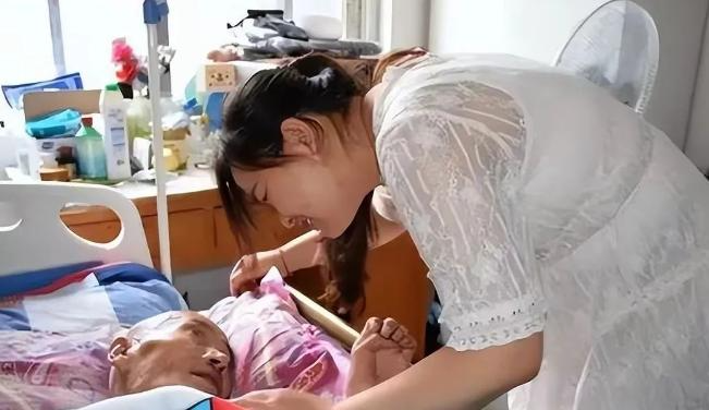 Nhặt đứa bé gái bị bỏ rơi ở cổng về nuôi, 2 người đàn ông nhận cái kết sau 30 năm: Nhặt đứa bé gái bị bỏ rơi ở cổng về nuôi, 2 người đàn ông nhận cái kết sau 30 năm: