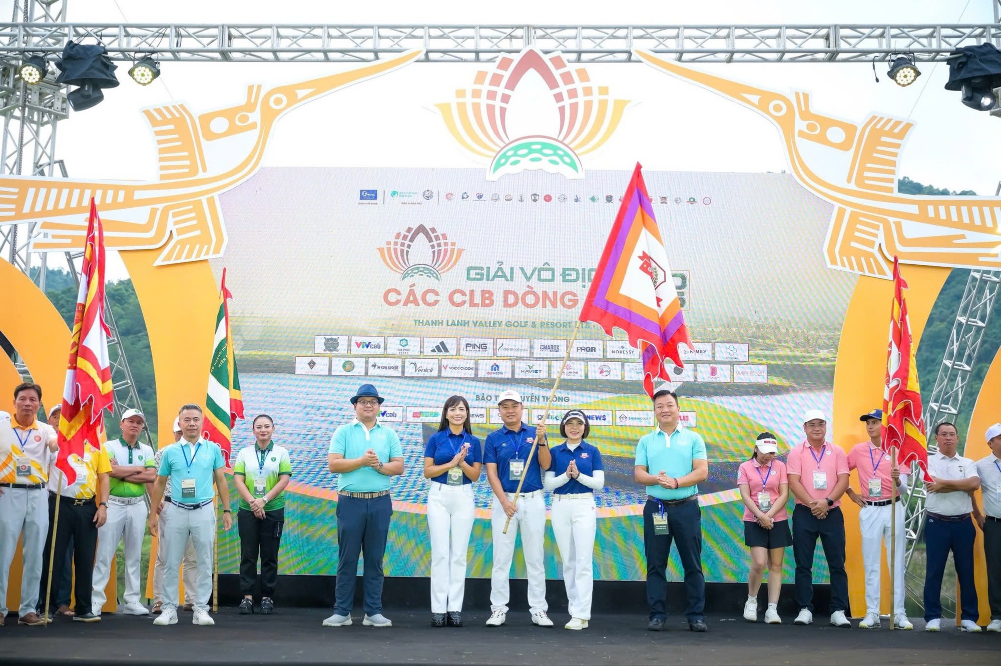 Từ vé mong manh đến ngôi vương: Họ Bùi tạo nên mùa giải huyền thoại- Ảnh 2. Từ vé mong manh đến ngôi vương: Họ Bùi tạo nên mùa giải huyền thoại- Ảnh 2.