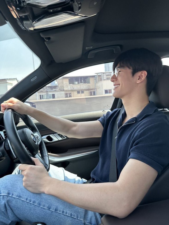 Tân sinh viên lái BMW giá 3 tỷ trong ngày đầu đi học, nhìn xuống chân thấy một thứ "không phải người giàu không hiểu được"- Ảnh 1.