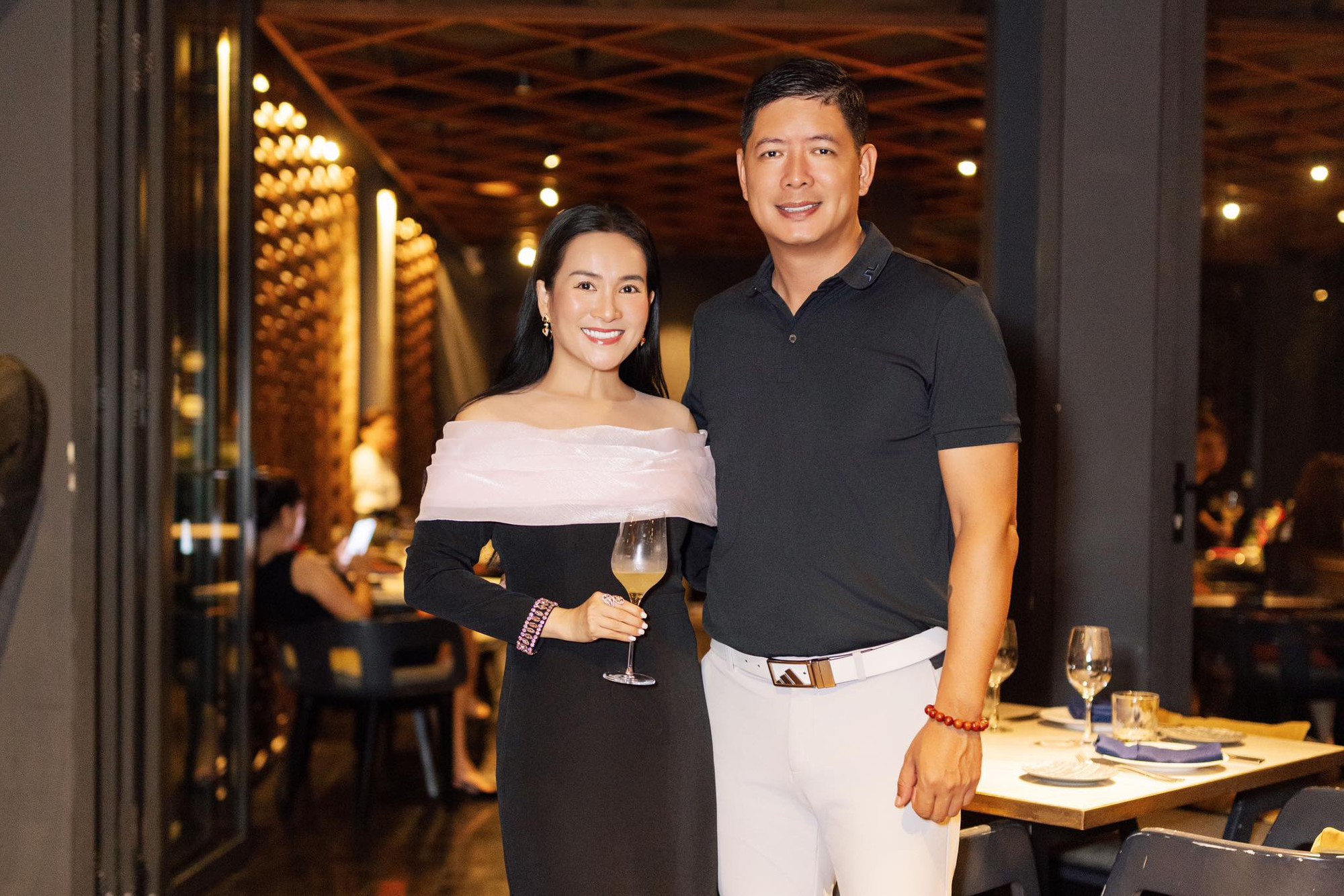 Nam thần Việt xa rời showbiz: Sống thầm lặng bên vợ đại gia, nhan sắc tụt dốc, phát tướng khiến ai cũng tiếc hùi hụi- Ảnh 8. Nam thần Việt xa rời showbiz: Sống thầm lặng bên vợ đại gia, nhan sắc tụt dốc, phát tướng khiến ai cũng tiếc hùi hụi- Ảnh 8.