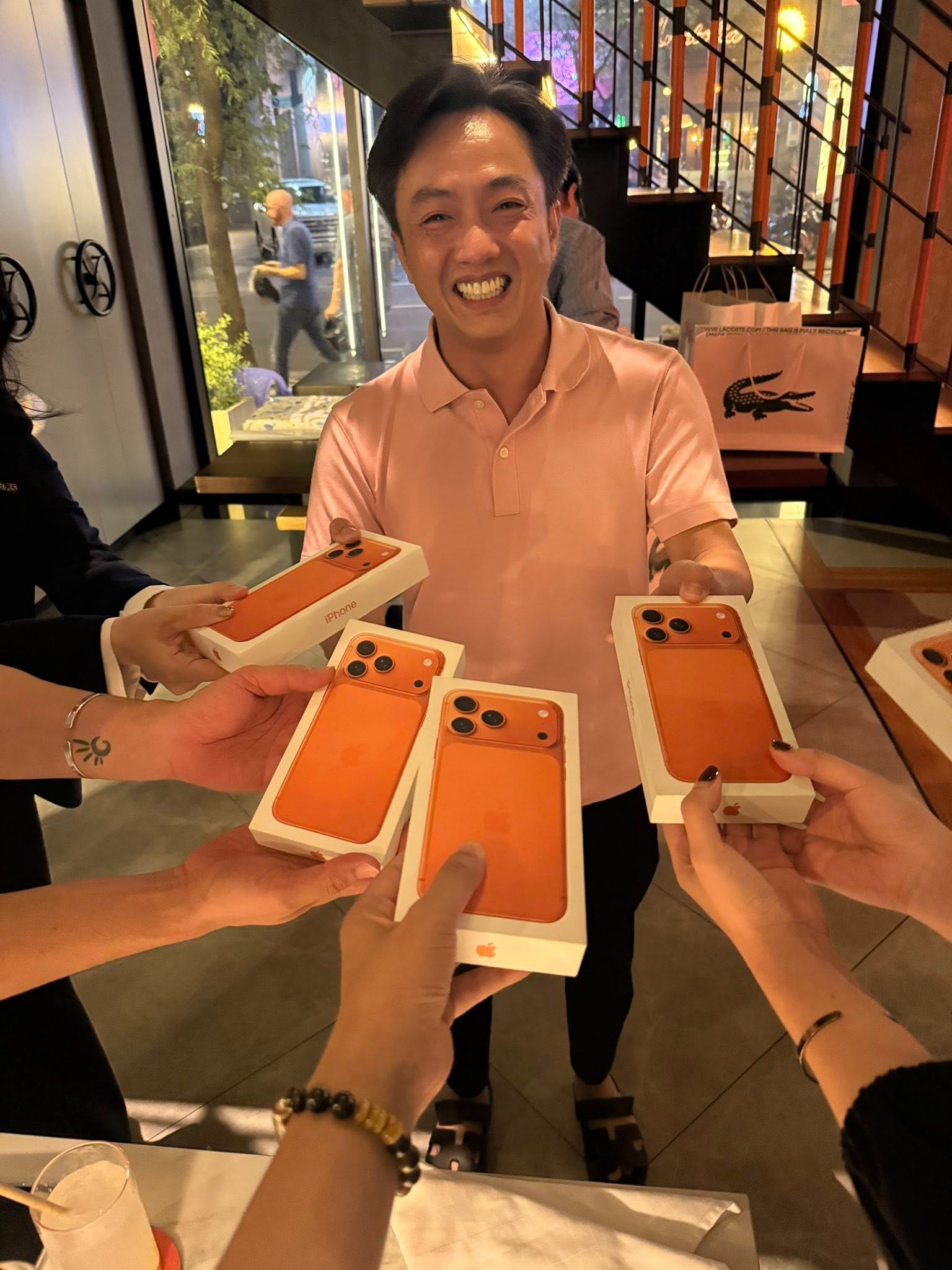 Phó tổng Đỗ Quang Vinh choáng vì iPhone 17 Pro Max: "Mọi người giàu, hay có chỗ mua rẻ mình không biết nhỉ?" - Ảnh 8.